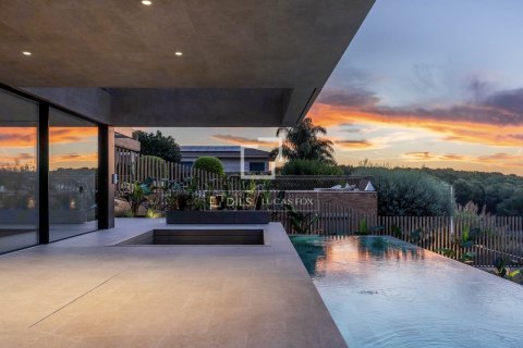 Villa for sale in Teia, Barcelona, Spain 4 bedrooms, 611 sq.m. No. 150360 - photo 9