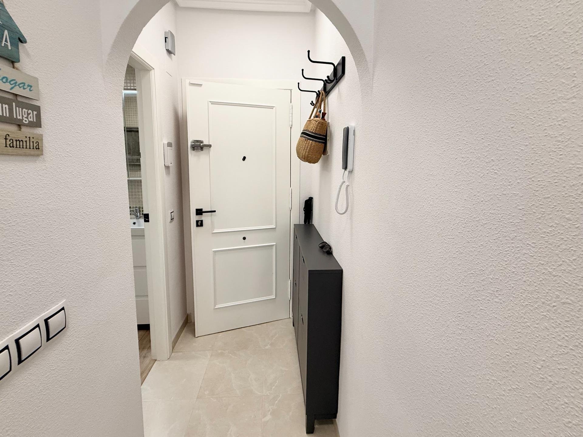 Apartamento en Torrevieja, Alicante, España 2 dormitorios, 65 m2 No. 195241