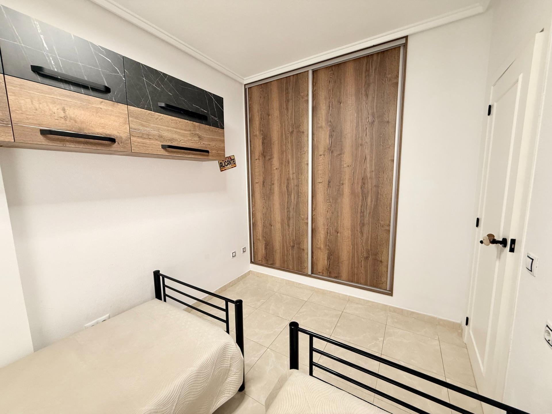 Apartamento en Torrevieja, Alicante, España 2 dormitorios, 65 m2 No. 195241