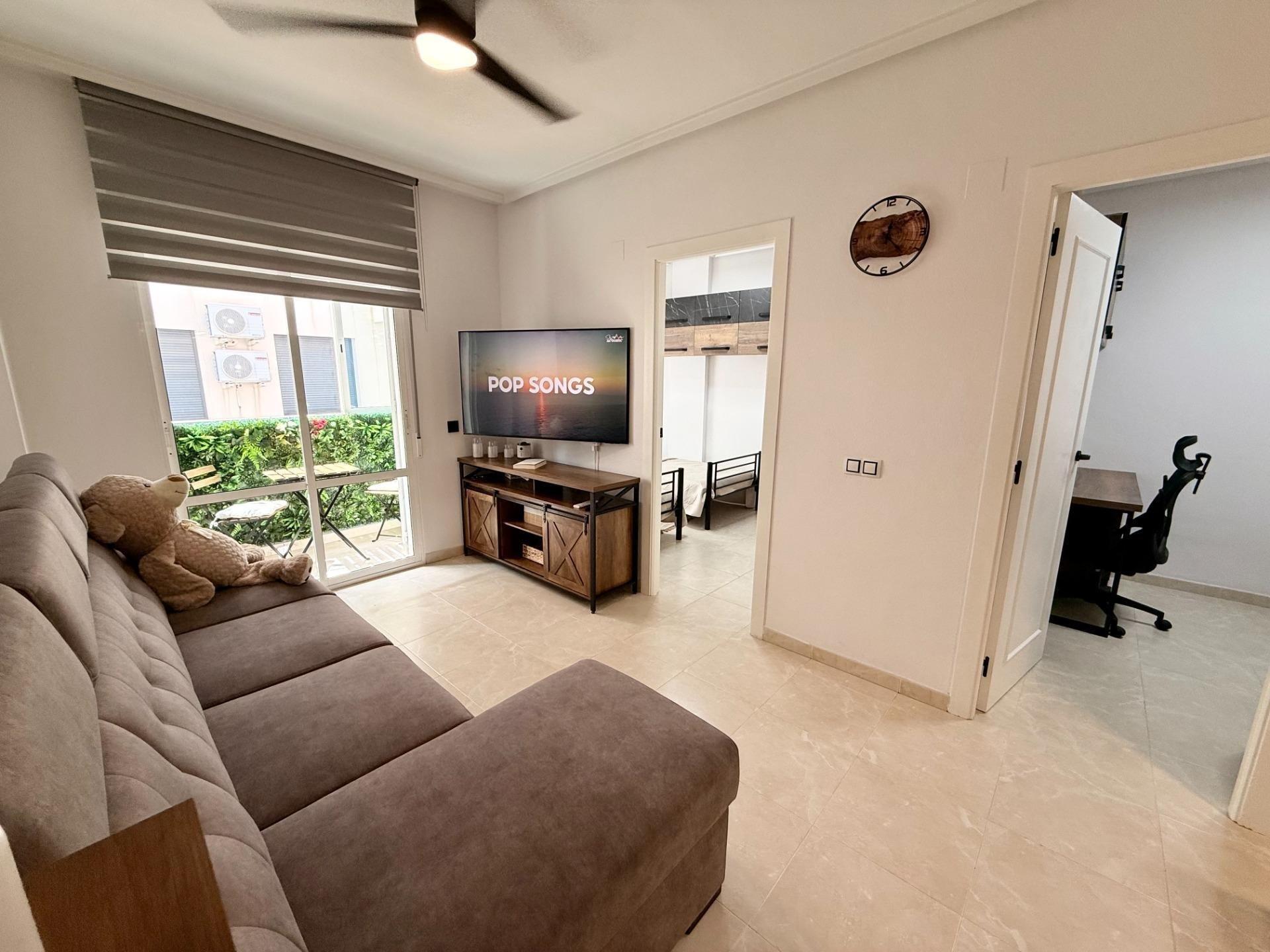 Apartamento en Torrevieja, Alicante, España 2 dormitorios, 65 m2 No. 195241