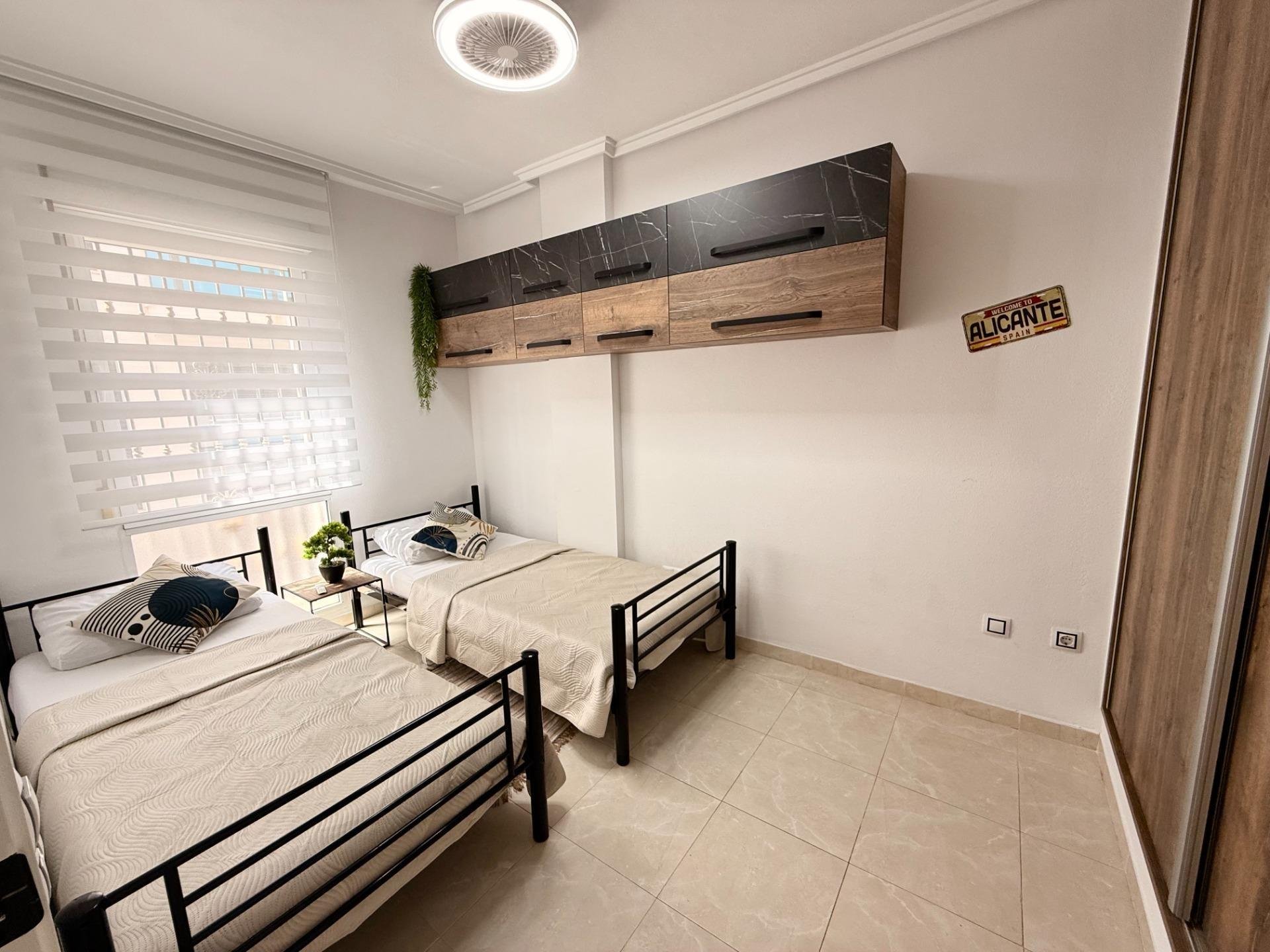 Apartamento en Torrevieja, Alicante, España 2 dormitorios, 65 m2 No. 195241