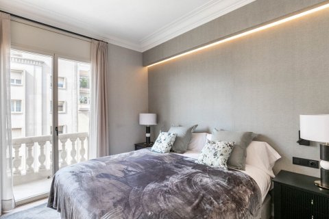 Apartament w Barcelona, Hiszpania 4 sypialnie, nr 141033 – zdjęcie 13
