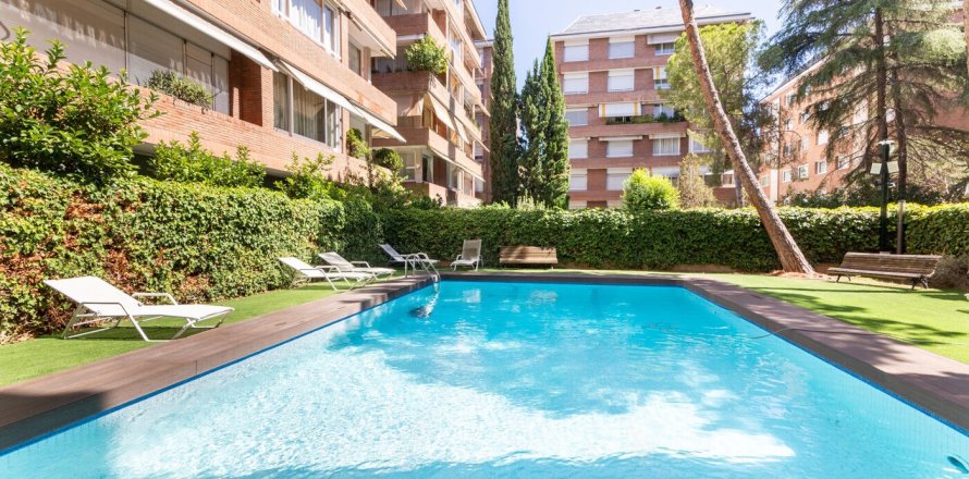 Apartment in Barcelona, Spain 5 bedrooms, 475 sq.m. No. 141036