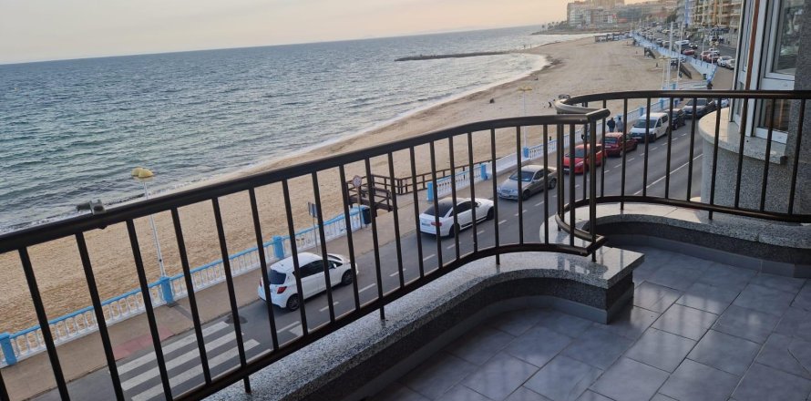 Apartment à Torrevieja, Alicante, Espagne 3 chambres, 120 m2 No. 189664