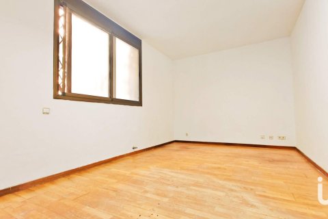 Продажа квартиры в Барселона, Испания 3 спальни, 84м2 №153888 - фото 4