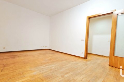 Продажа квартиры в Барселона, Испания 3 спальни, 84м2 №153888 - фото 3