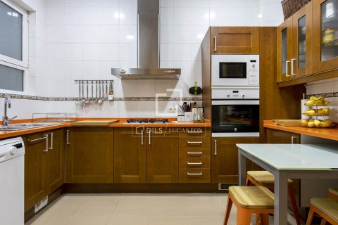 Huoneisto myytävänä Barcelona, Espanja, 3 makuuhuonetta, 137 m2 No. 192741 - kuva 3