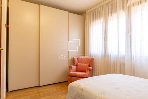 Huvila myytävänä Sant Just Desvern, Barcelona, Espanja, 4 makuuhuonetta, 168 m2 No. 192736 - kuva 20