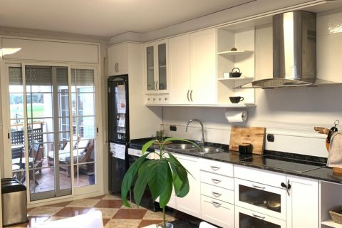 Tvåvåningslägenhet till salu i Camarles, Tarragona, Spanien 4 sovrum, 275 kvm. Nr. 152672 - foto 3