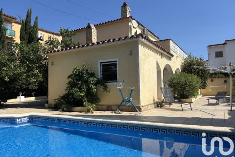 Hus i Empuriabrava, Girona, Spanien 4 sovrum, 168 kvm. Nr. 154060