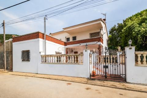 Talo myytävänä Sant Iscle de Vallalta, Barcelona, Espanja, 5 makuuhuonetta, 192 m2 No. 192366 - kuva 2