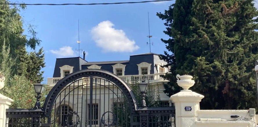 Apartment in Barcelona, Spain 5 bedrooms, 300 sq.m. No. 160751