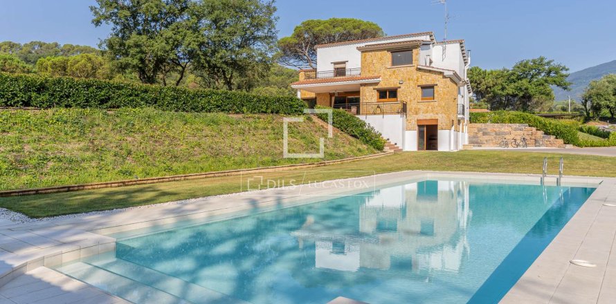 Villa in Montseny, Barcelona, Spain 5 bedrooms, 475 sq.m. No. 150693