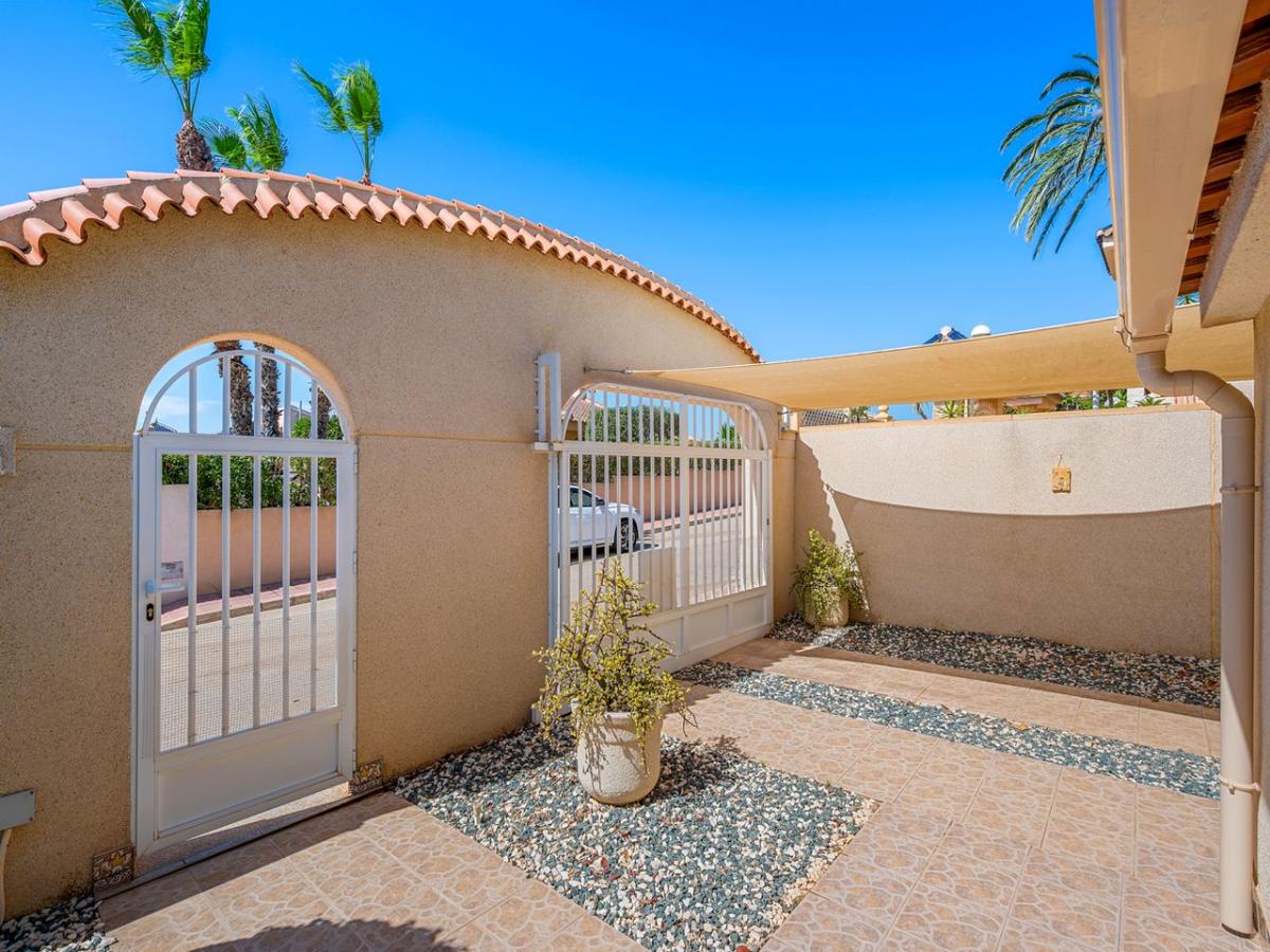 Villa en Benijófar, Alicante, España 5 dormitorios, 176 m2 No. 148891