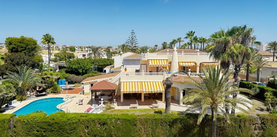 Villa a Punta Prima, Alicante, Spagna 4 camere da letto, 250 mq. N° 135661