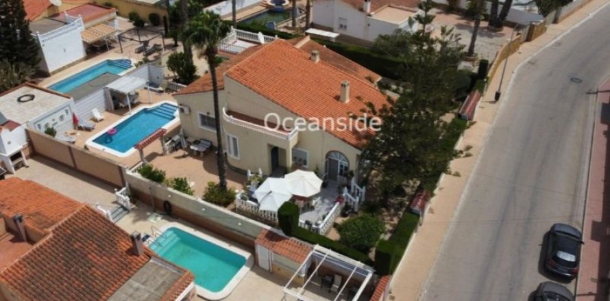Villa Torrevieja, Alicante, España 3 dormitorios, 188 m2 No. 138526