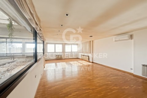 Huoneisto myytävänä Esplugues de Llobregat, Barcelona, Espanja, 3 makuuhuonetta, 210 m2 No. 156794 - kuva 10