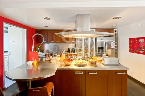 Huoneisto myytävänä Esplugues de Llobregat, Barcelona, Espanja, 3 makuuhuonetta, 210 m2 No. 156794 - kuva 16