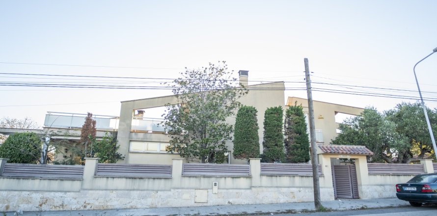 House in Calafell, Tarragona, Spain 4 bedrooms, No. 141286