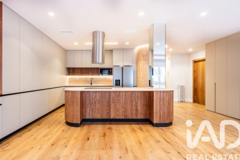 Apartament w Madrid, Hiszpania 3 sypialnie, 187 mkw. nr 152302 – zdjęcie 3