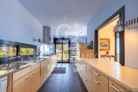House for sale in Barcelona, Spain 4 bedrooms, 439 sq.m. No. 160182 - photo 8
