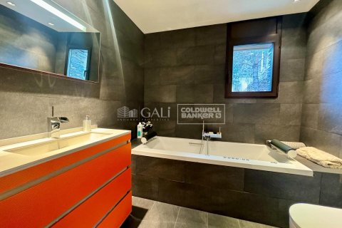 House for sale in Principado De Andorra (Ninguna Poblacion Tiene C.P.), Lleida, Spain 4 bedrooms, 384 sq.m. No. 160183 - photo 17