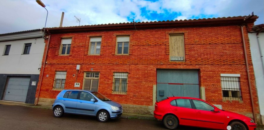 House in Leon, Spain 6 bedrooms, 354 sq.m. No. 186174
