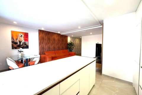 Apartamento en venta en Torrevieja, Alicante, España 3 dormitorios, 98 m2 No. 189756 - foto 4