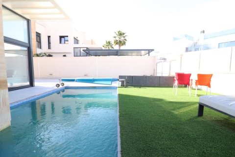 Villa pārdošanā La Zenia, Alicante, Spānijā 3 istabas, 150 m2 Nr. 165375 - attēls 3