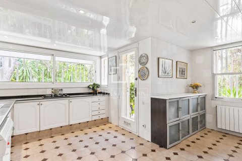 Villa for sale in Castelldefels, Barcelona, Spain 5 bedrooms, 318 sq.m. No. 150798 - photo 11