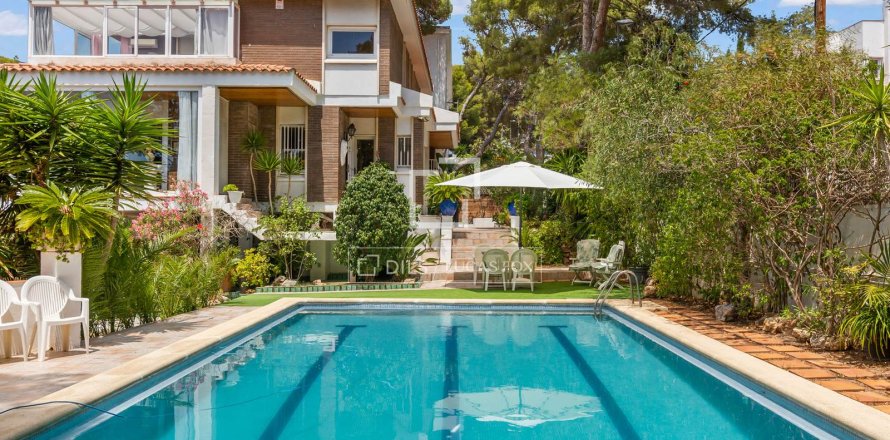 Villa in Castelldefels, Barcelona, Spain 5 bedrooms, 318 sq.m. No. 150798