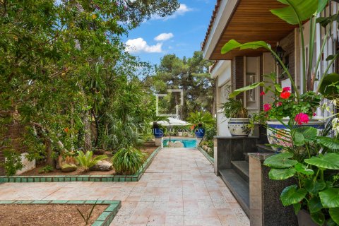 Villa for sale in Castelldefels, Barcelona, Spain 5 bedrooms, 318 sq.m. No. 150798 - photo 4