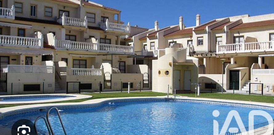 Casa adosada en Isla Cristina, Huelva, España 4 dormitorios, 126 m2 No. 172532