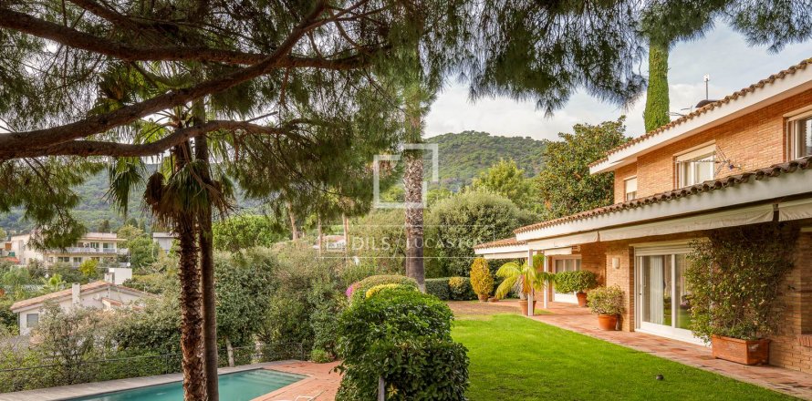 Villa in Premia De Dalt, Barcelona, Spain 6 bedrooms, 429 sq.m. No. 150398