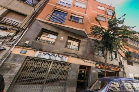Apartment for sale in L'Hospitalet de Llobregat, Barcelona, Spain 3 bedrooms, 65 sq.m. No. 195281 - photo 3