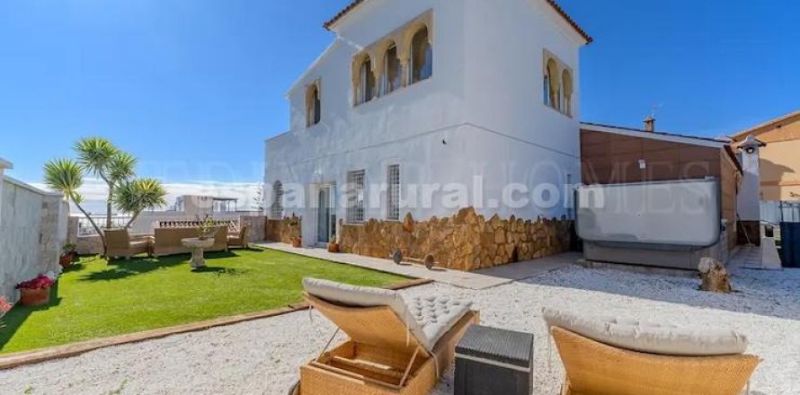 Villa in Palomares, Almeria, Spain 4 bedrooms, 420 sq.m. No. 167699
