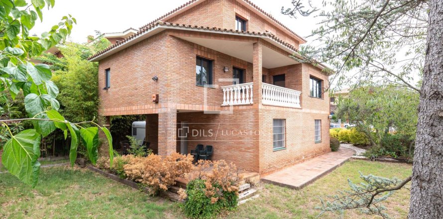 Villa in Sant Cugat Del Valles, Barcelona, Spain 6 bedrooms, 321 sq.m. No. 196226