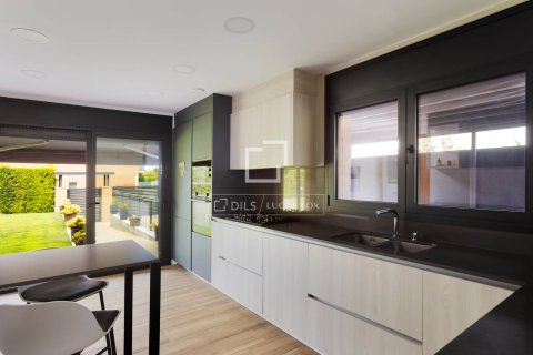 Villa for sale in Vilassar de Mar, Barcelona, Spain 4 bedrooms, 357 sq.m. No. 150413 - photo 6