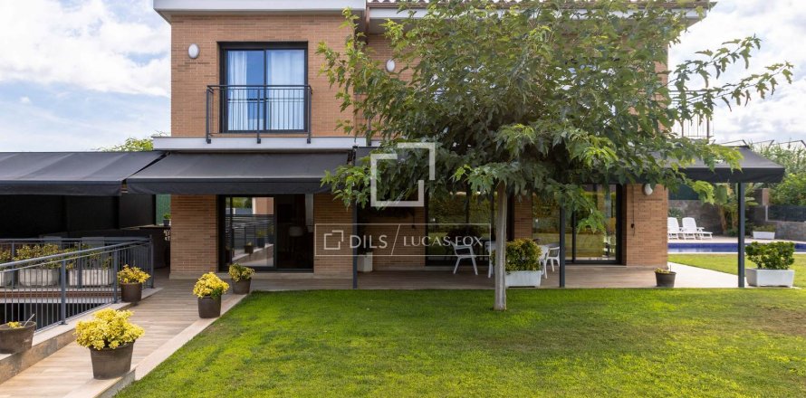 Villa in Vilassar de Mar, Barcelona, Spain 4 bedrooms, 357 sq.m. No. 150413