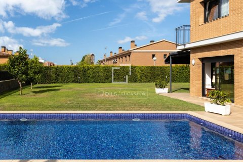 Villa for sale in Vilassar de Mar, Barcelona, Spain 4 bedrooms, 357 sq.m. No. 150413 - photo 2