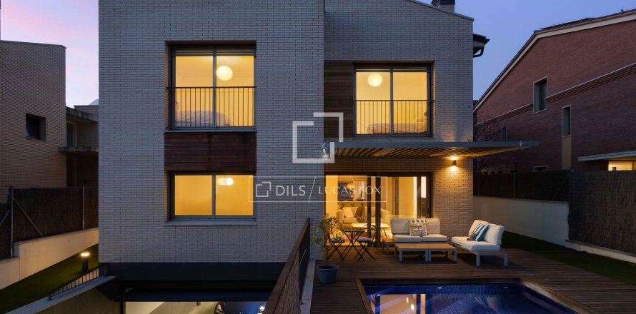 Villa in Vilassar de Dalt, Barcelona, Spain 5 bedrooms, 386 sq.m. No. 150416