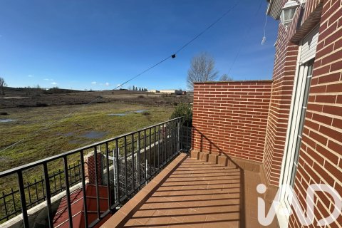 Radhus till salu i Valdefresno, Leon, Spanien 3 sovrum, 237 kvm. Nr. 173160 - foto 11
