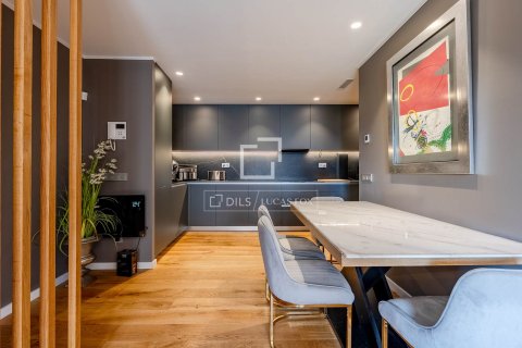Huvila vuokrattavana Esplugues de Llobregat, Barcelona, Espanja, 3 makuuhuonetta, 280 m2 No. 192862 - kuva 6