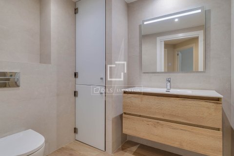 Huoneisto vuokrattavana Barcelona, Espanja, 5 makuuhuonetta, 225 m2 No. 192866 - kuva 16