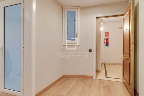 Huoneisto vuokrattavana Barcelona, Espanja, 5 makuuhuonetta, 225 m2 No. 192866 - kuva 7