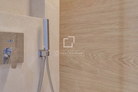 Huoneisto vuokrattavana Barcelona, Espanja, 5 makuuhuonetta, 225 m2 No. 192866 - kuva 17