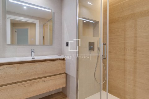 Huoneisto vuokrattavana Barcelona, Espanja, 5 makuuhuonetta, 225 m2 No. 192866 - kuva 14