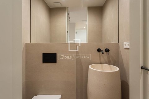 Huoneisto vuokrattavana Barcelona, Espanja, 5 makuuhuonetta, 230 m2 No. 192860 - kuva 17
