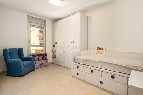 House for sale in Barcelona, Spain 6 bedrooms, 215 sq.m. No. 166979 - photo 24