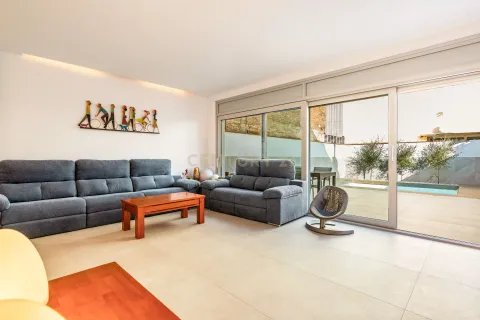 House for sale in Barcelona, Spain 6 bedrooms, 215 sq.m. No. 166979 - photo 16